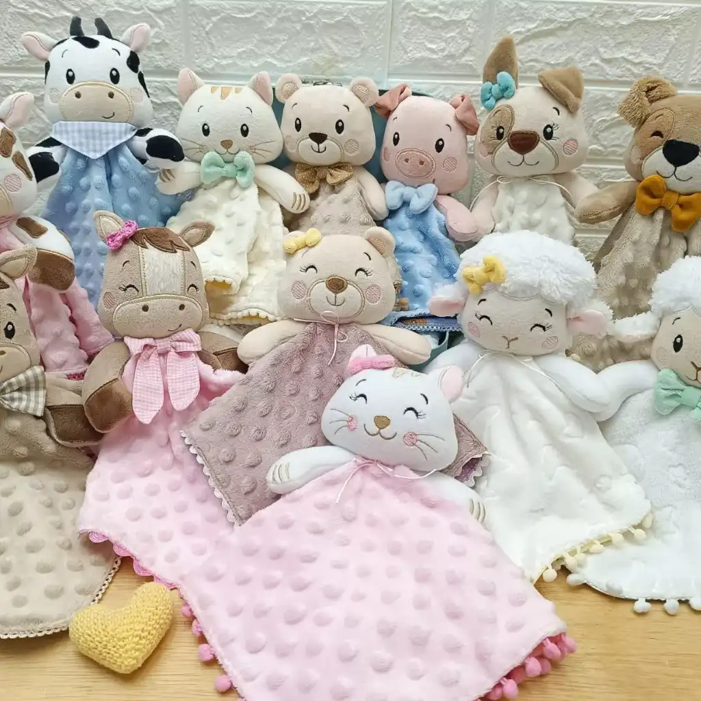 Naninhas prontas em cima da mesa de costura